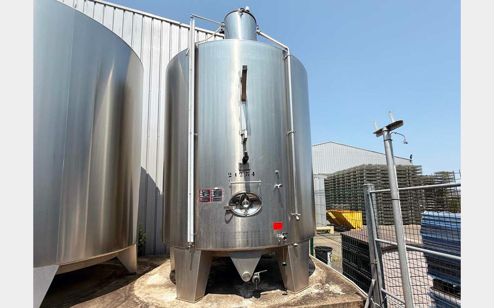 304 SS tank with conical base on legs 212 HL (21,200 litres)