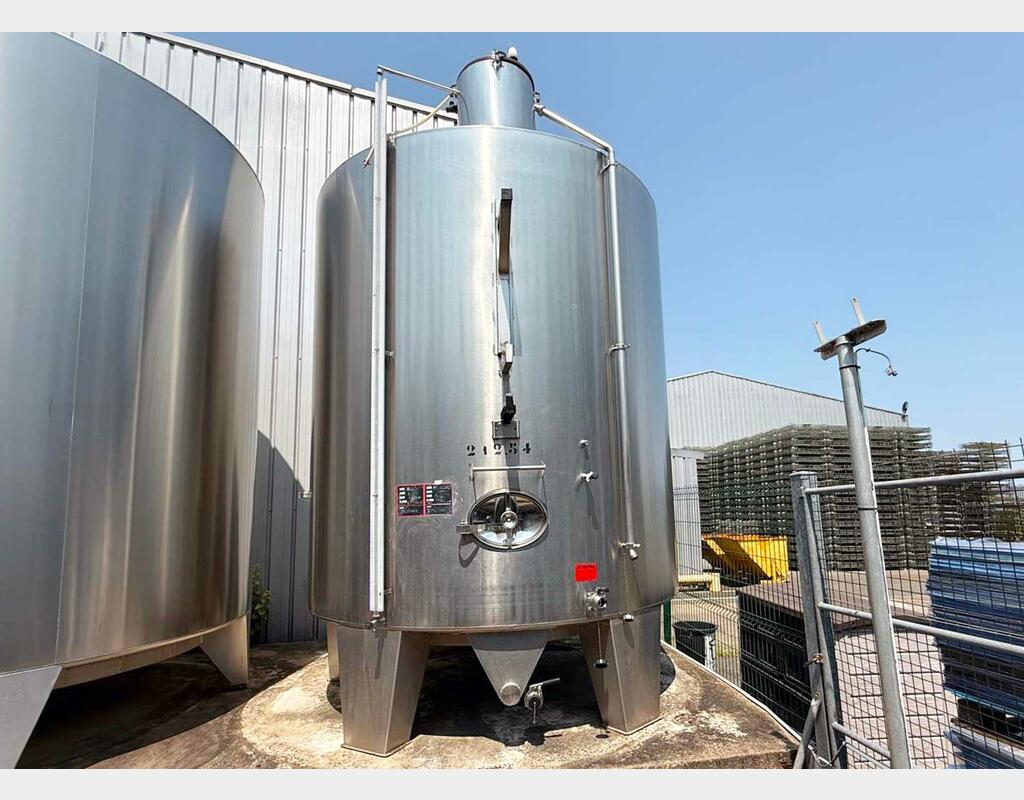 304 SS tank with conical base on legs 212 HL (21,200 litres)