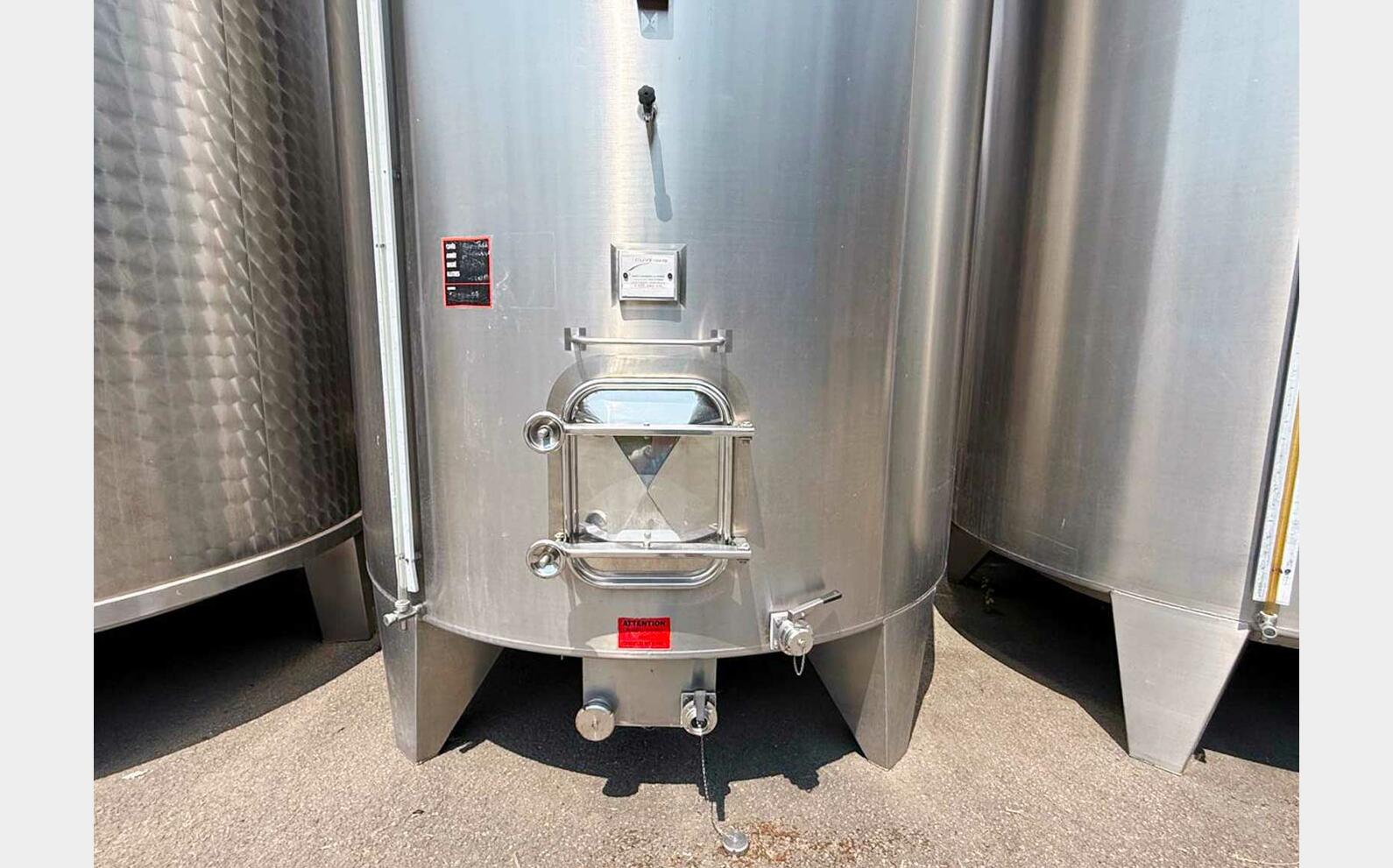 304 SS tank with conical base on legs 155 hl (15,500 litres) CAUSERO-FERR&Eacute;