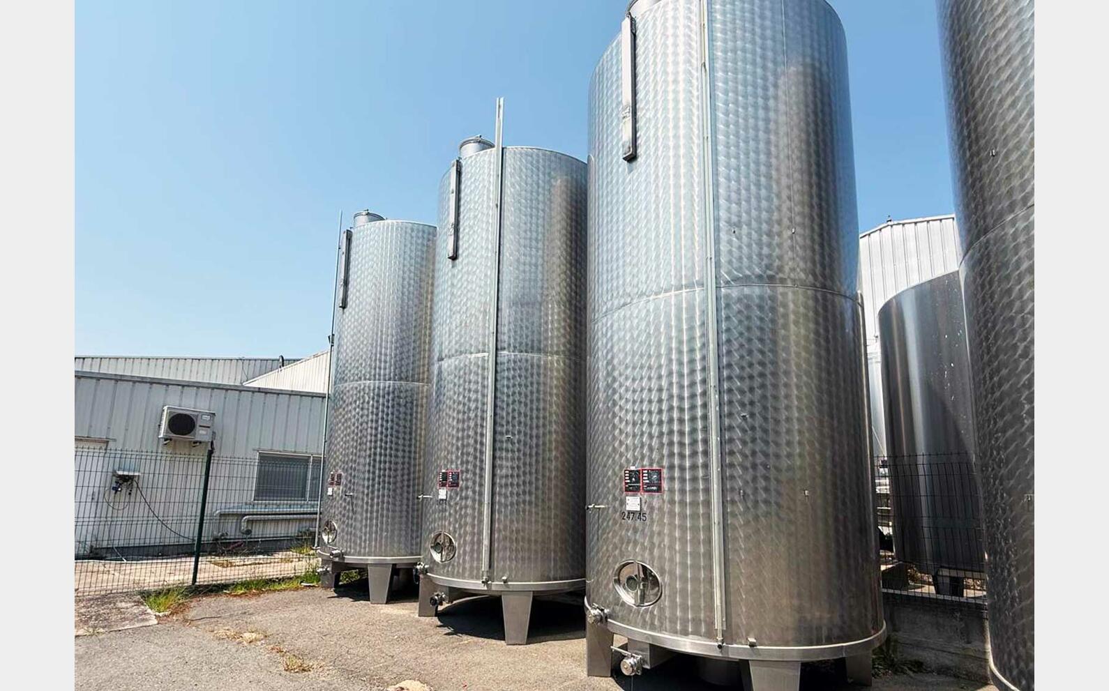 304 SS tank with conical base on legs 247 HL (24,700 litres) LAGOUARDE