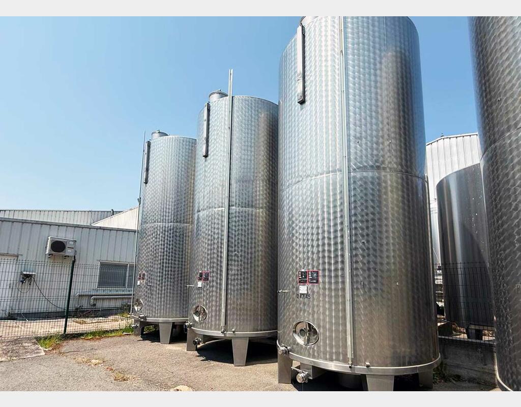 304 SS tank with conical base on legs 247 HL (24,700 litres) LAGOUARDE