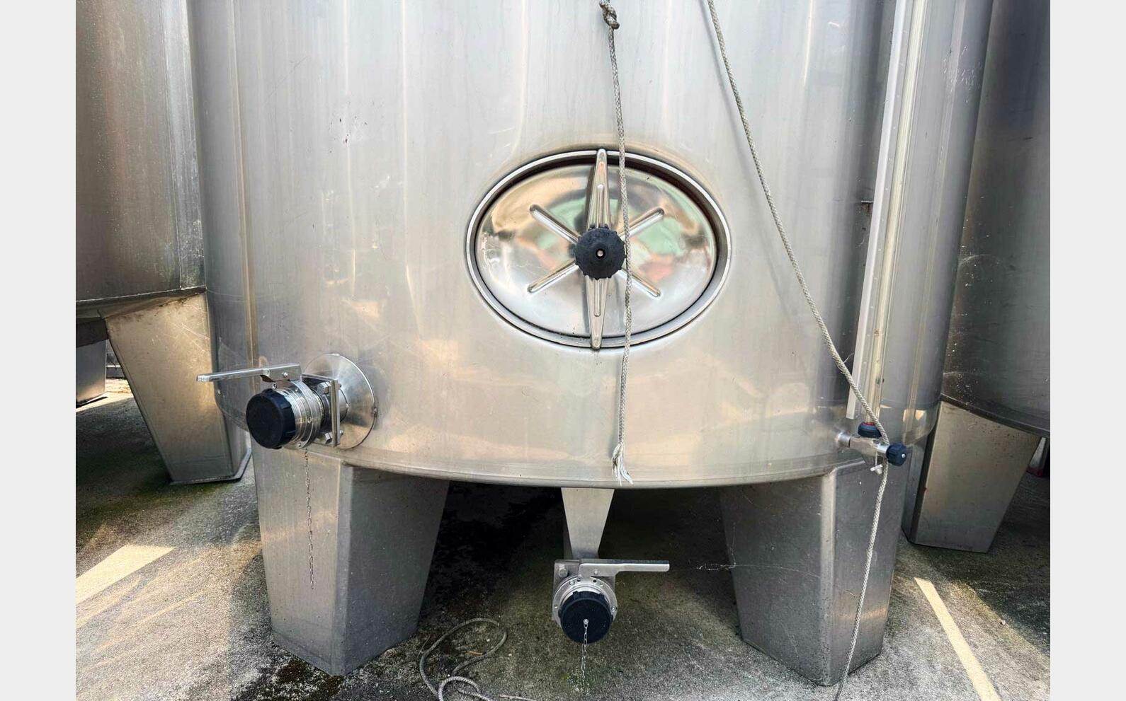 304 SS tank with conical base on legs 70 HL (7,000 litres)