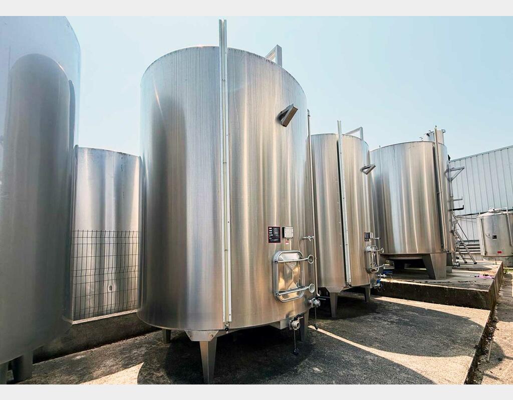304 SS tank with conical base on legs 150 HL (15,000 litres)