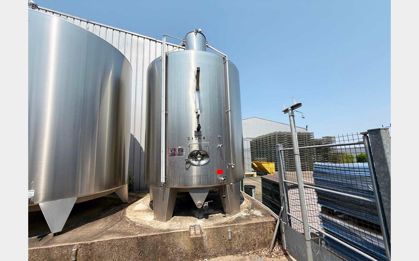 304 SS tank with conical base on legs 212 HL (21,200 litres)
