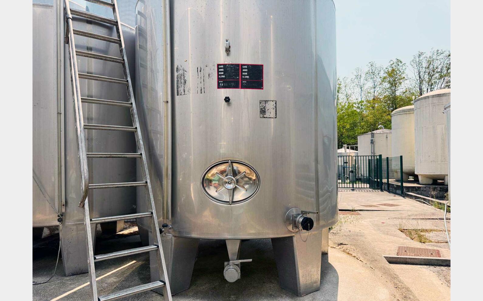 304 SS tank with conical base on legs 70 HL (7,000 litres)