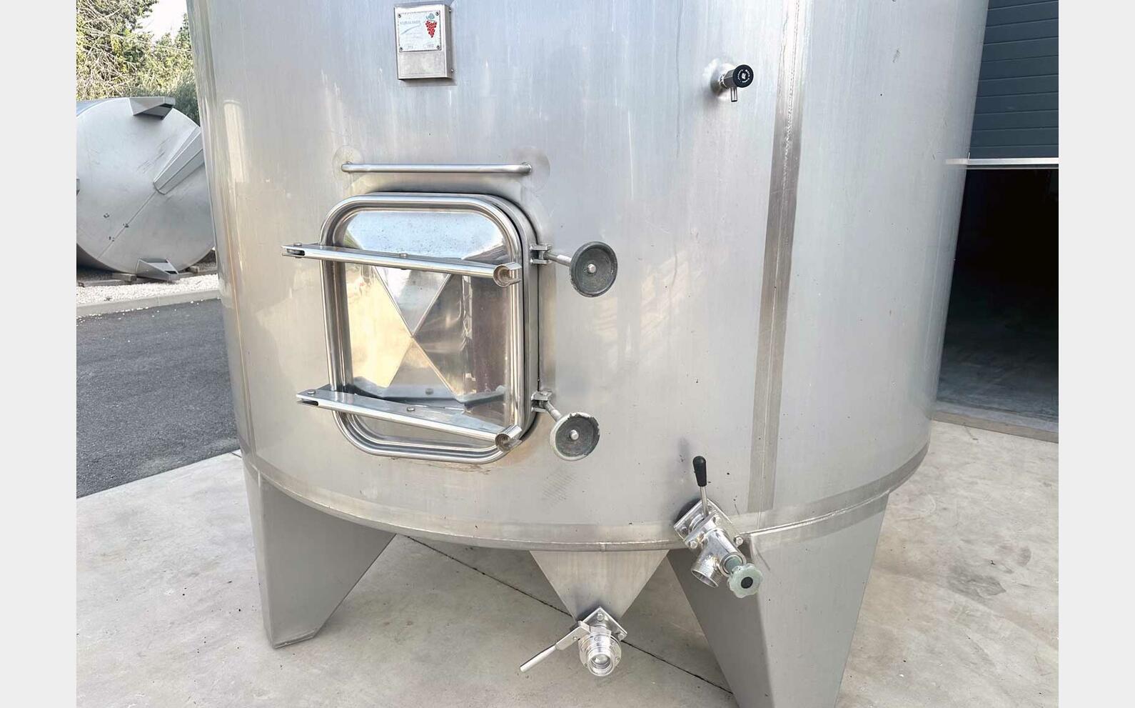 Cuve inox 304 thermor&eacute;gul&eacute;e sur pieds 155 HL (15 500 litres) RURALINOX