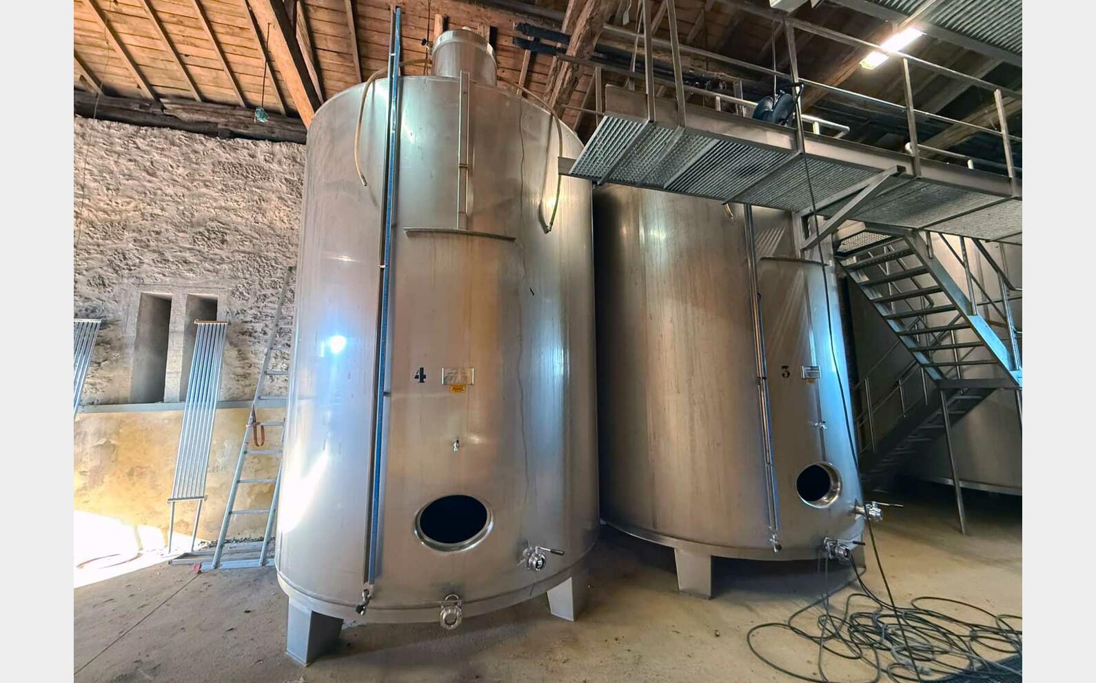 Temperature-controlled 304 SS tank on legs 240 HL (24,000 litres) IZZINI