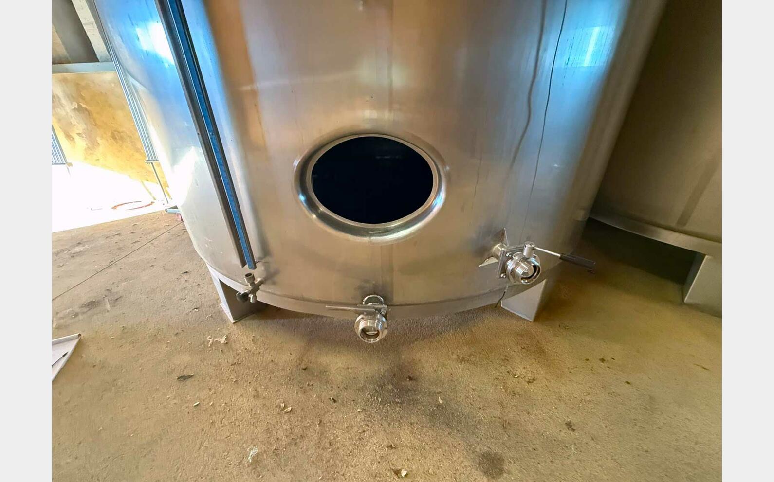 Cuve inox 304 thermor&eacute;gul&eacute;e sur pieds 240 HL (24 000 litres) IZZINI