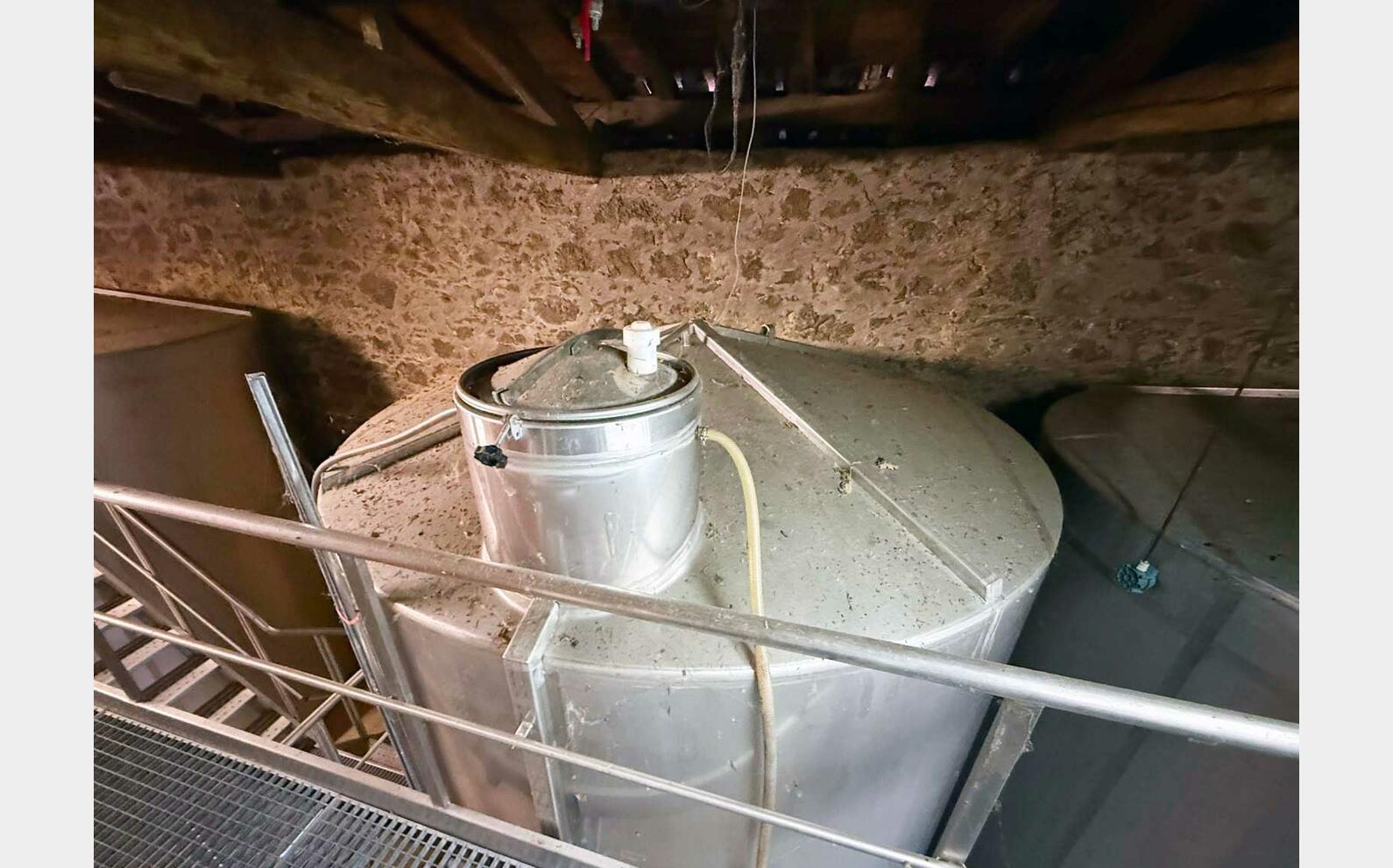 Temperature-controlled 304 SS tank on legs 240 HL (24,000 litres) IZZINI