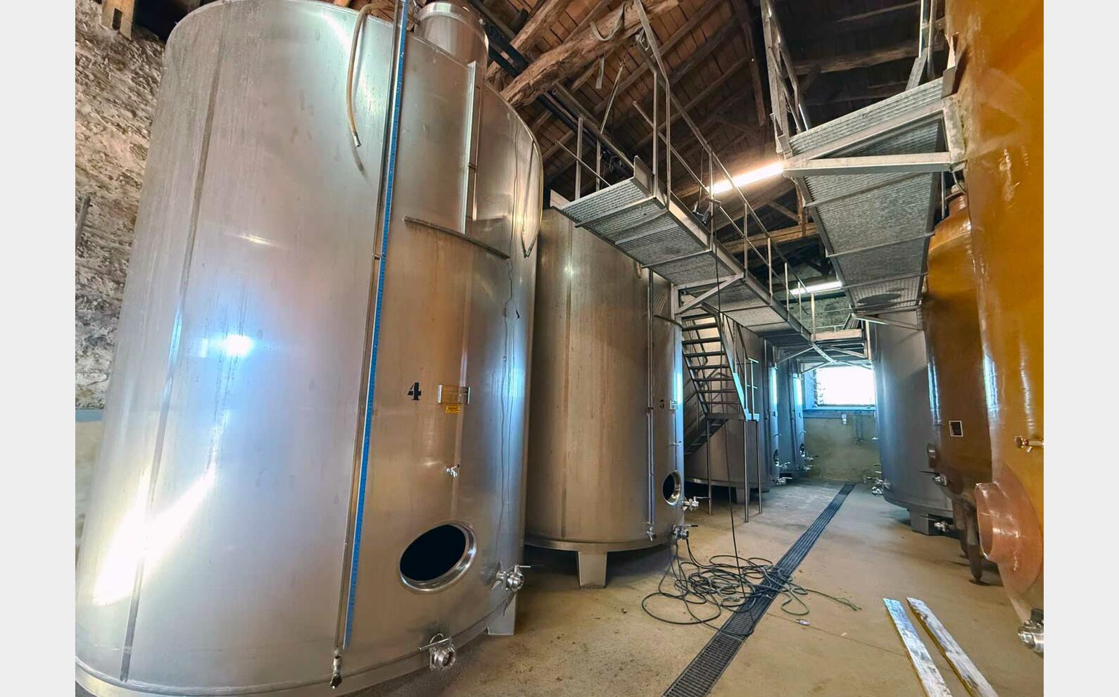 Temperature-controlled 304 SS tank on legs 240 HL (24,000 litres) IZZINI