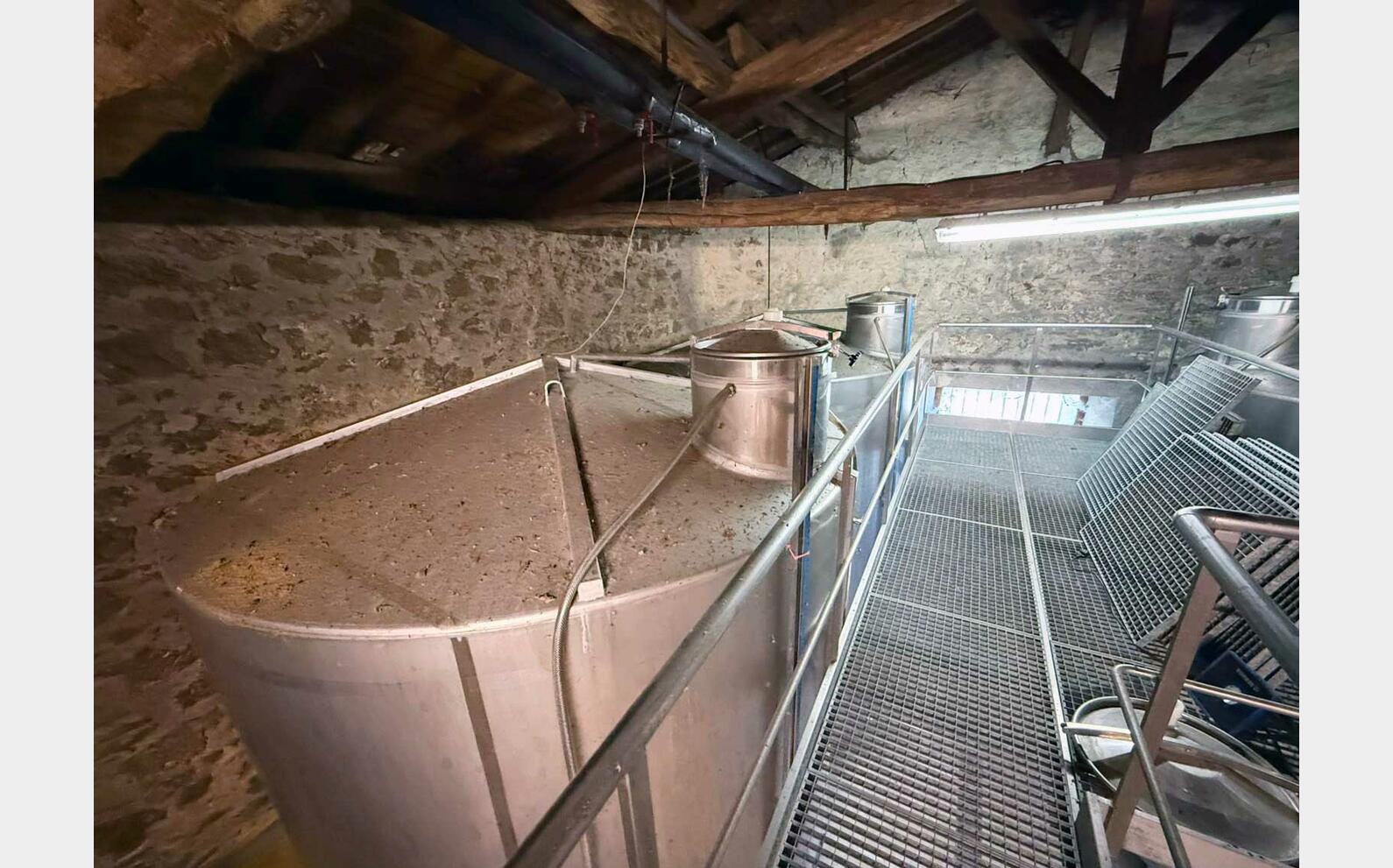Cuve inox 304 thermor&eacute;gul&eacute;e sur pieds 240 HL (24 000 litres) IZZINI