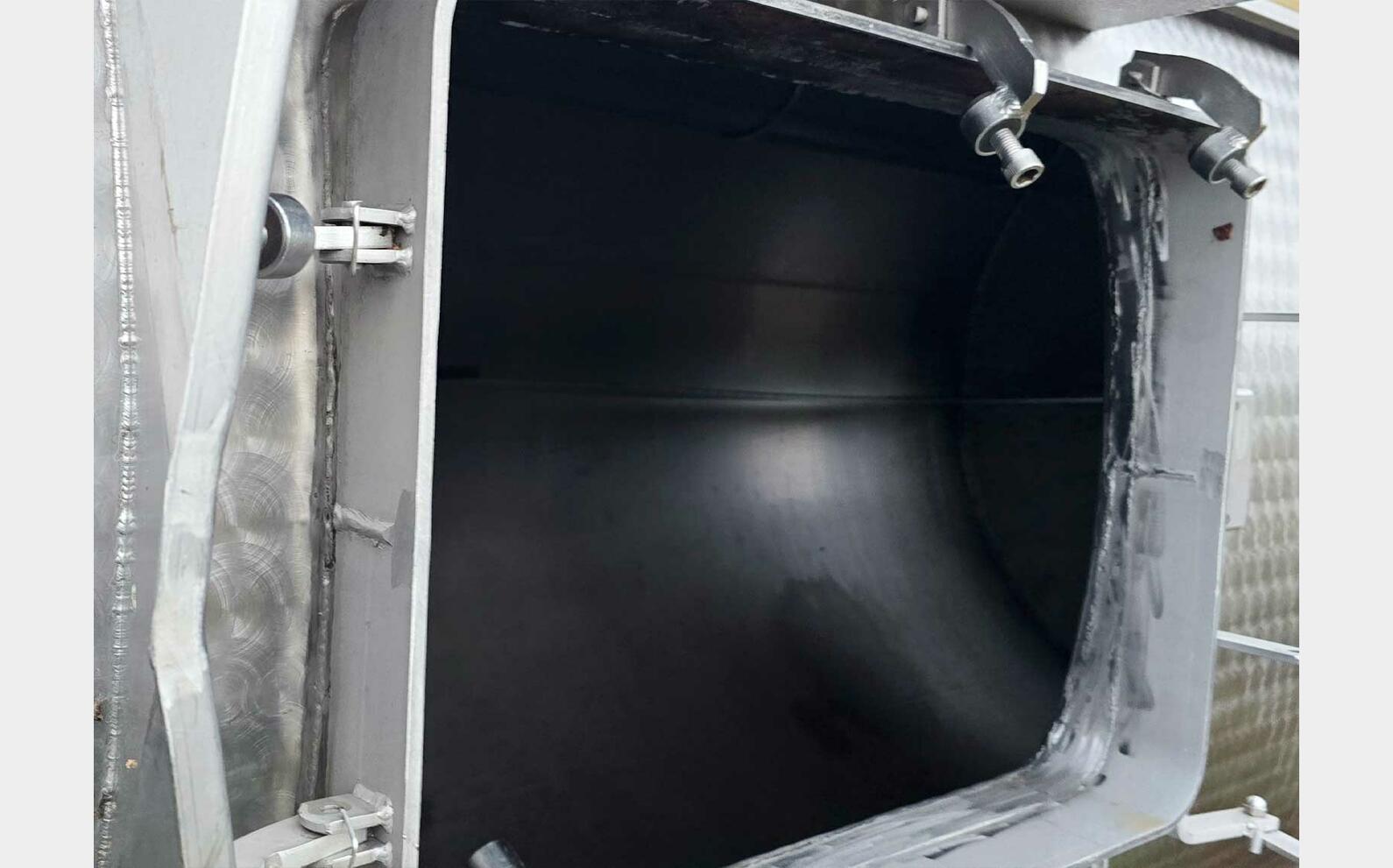 Cuve inox 304 fond inclin&eacute; sur jupe 155 HL (15 500 litres)