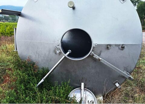 304 SS tank with sloping base and skirt 155 hl (15,500 litres)