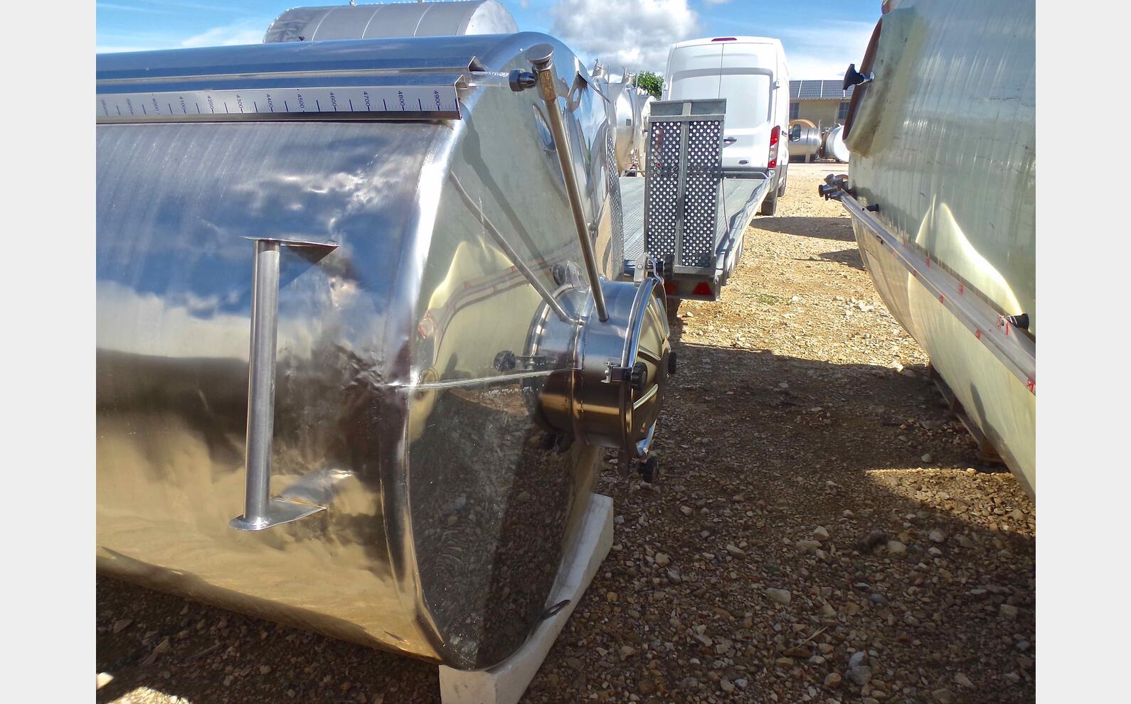 cuve INOX ferm&eacute;e sur pieds de 5000 litres