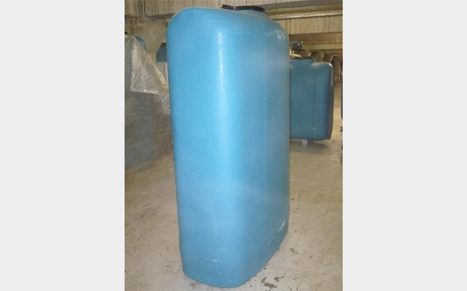cuve stockage POLYESTER Volume : 1.500 litres MATERIEL NEUF ET COUVERCLE AVEC &Eacute;VENT