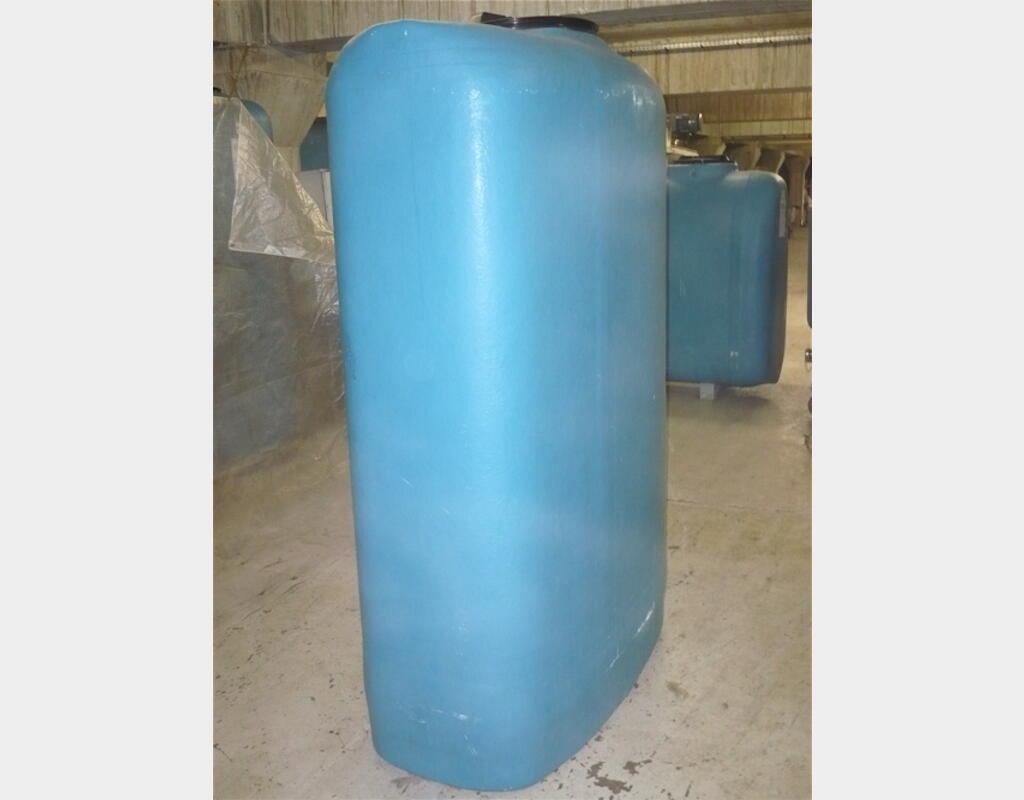 cuve stockage POLYESTER Volume : 1.500 litres MATERIEL NEUF ET COUVERCLE AVEC &Eacute;VENT