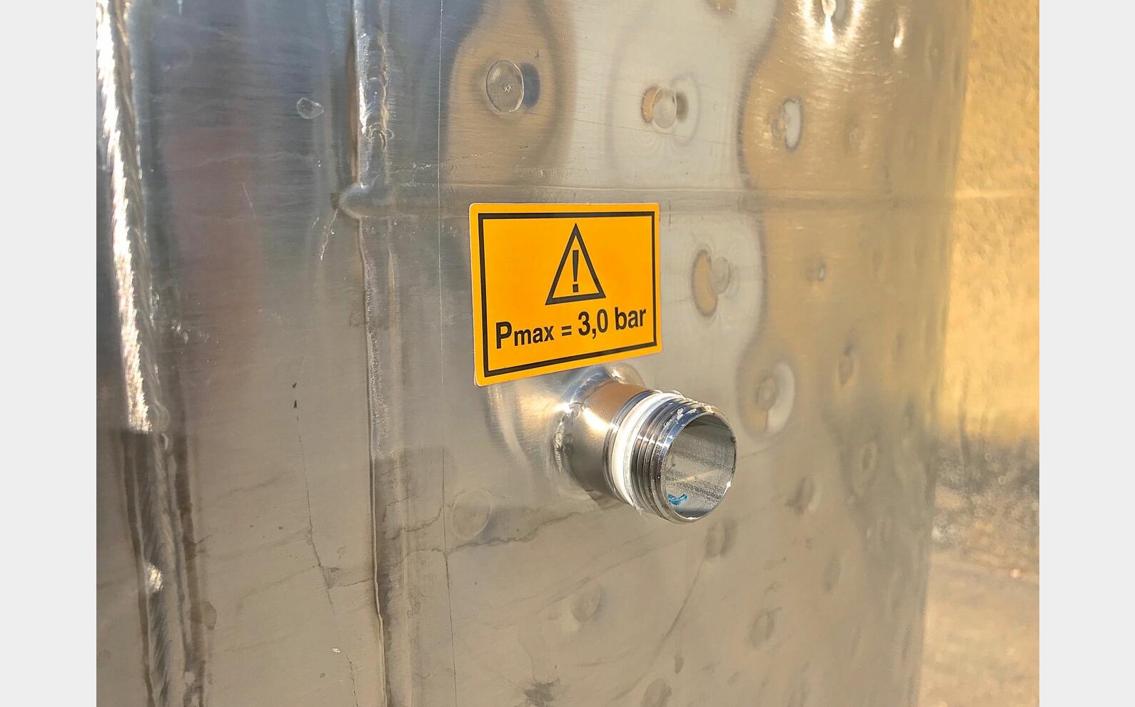 cuve INOX 316 ferm&eacute;e sur pieds MATERIEL NEUF