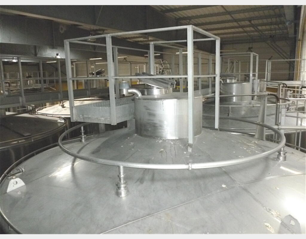 Cuve INOX 316L sur socle - Volume : 1230 hecto (123000 litres)