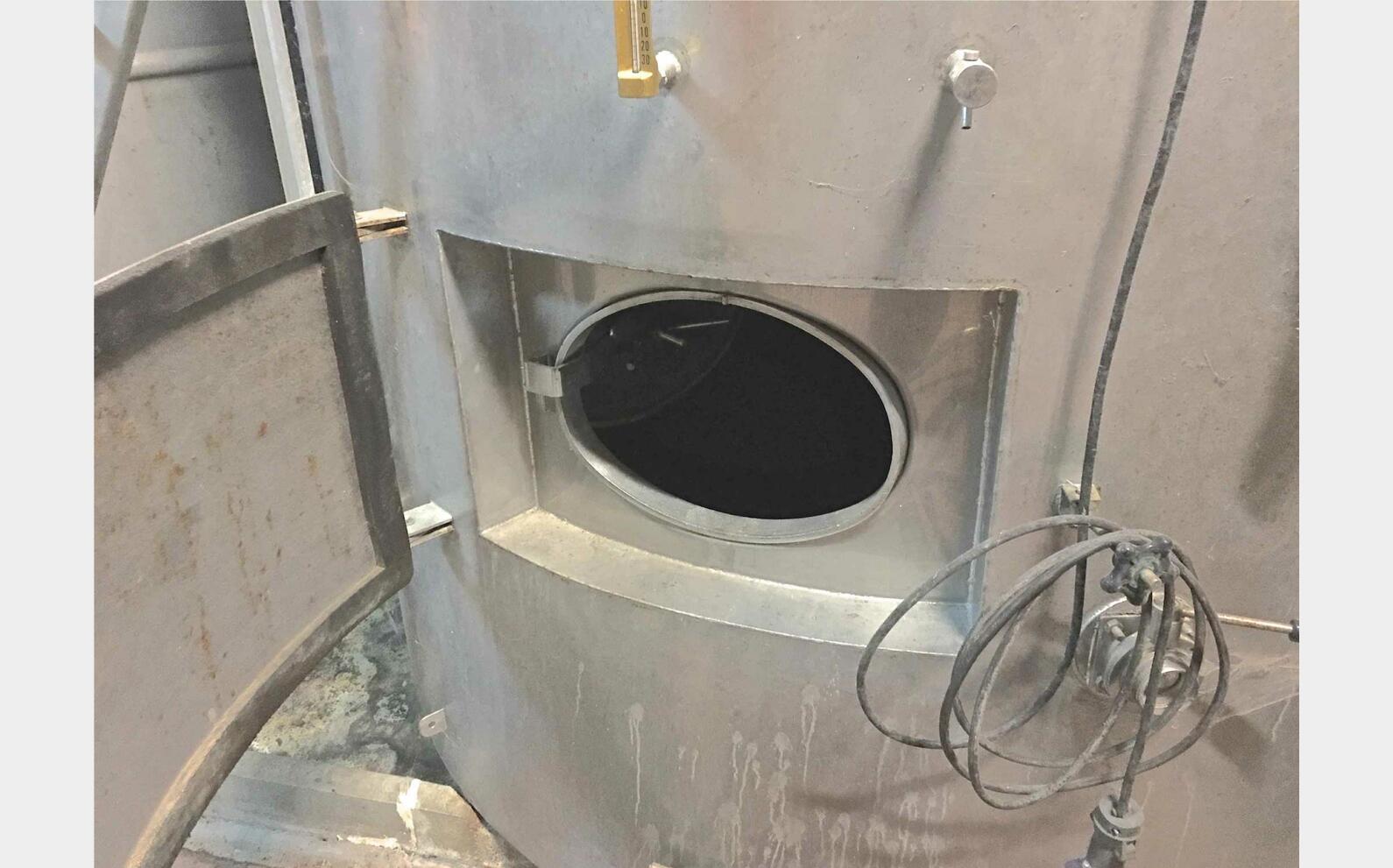 Cuve inox ferm&eacute;e sur pieds
