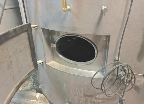 Cuve inox ferm&eacute;e sur pieds