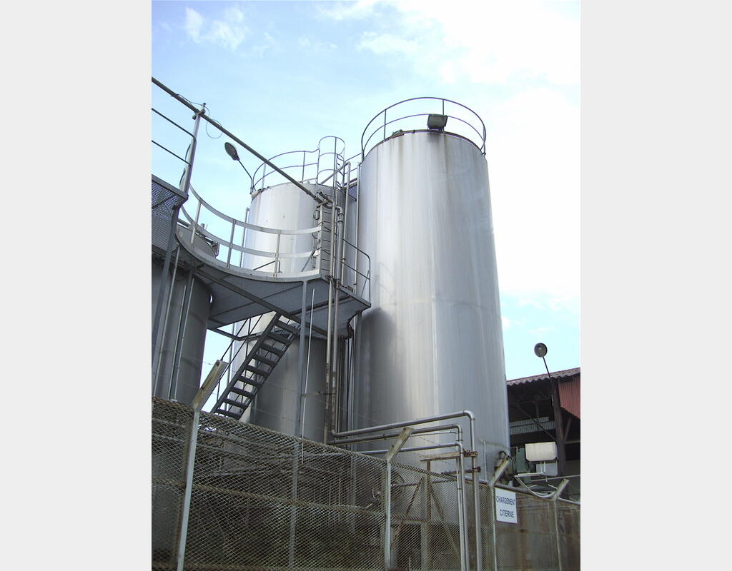 Cuve de stockage verticale de 50 m3 - INOX 304, agitée et isolée
