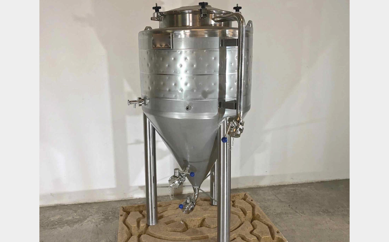 Closed tank on cylindrical conical feet 3.2 HL (320 liters) ARSILAC