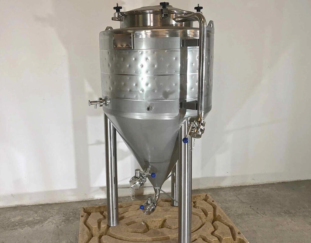 Closed tank on cylindrical conical feet 3.2 HL (320 liters) ARSILAC