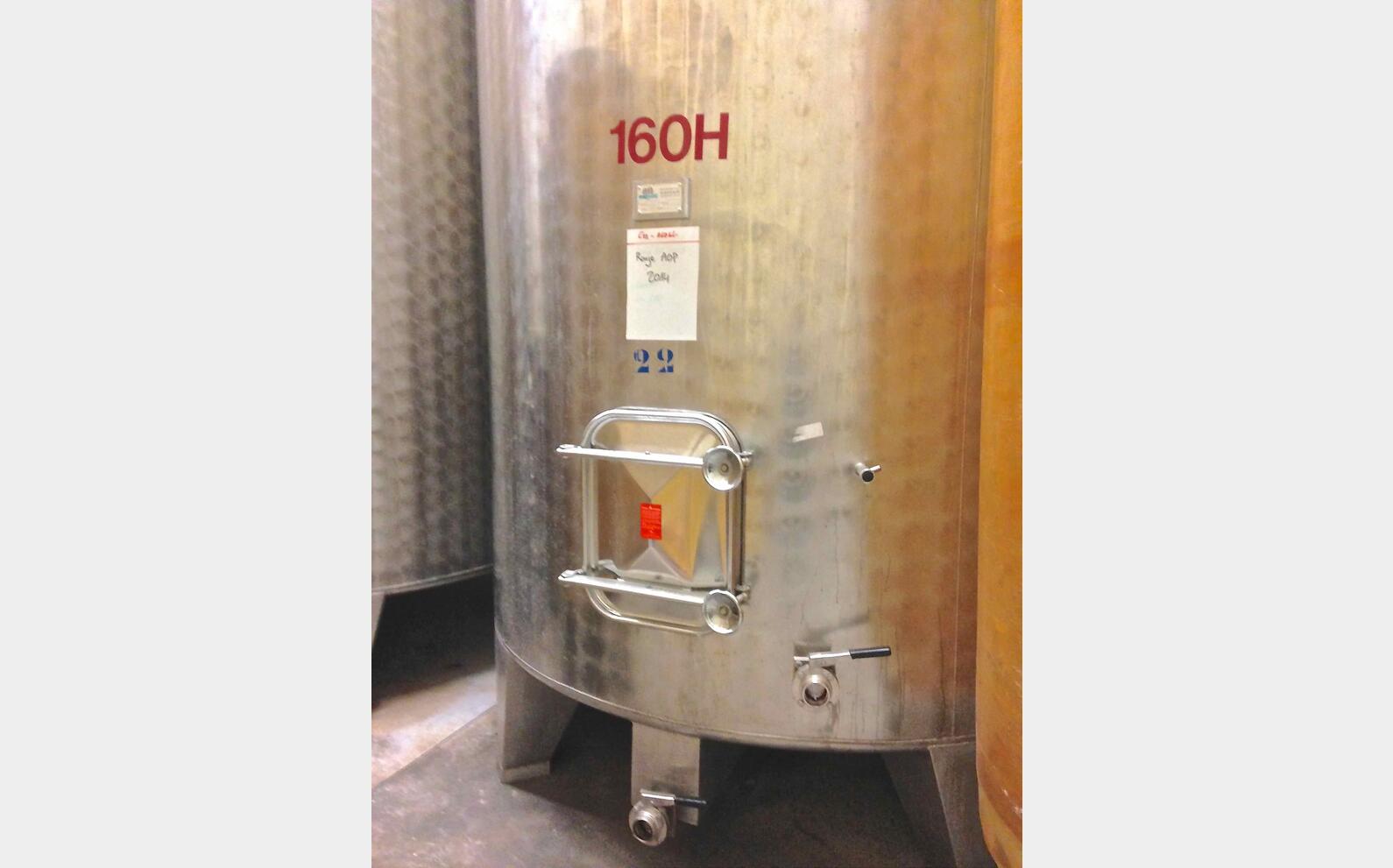 Cuve inox ferm&eacute;e sur pieds