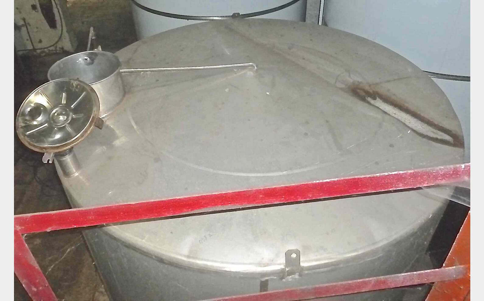 Cuve inox ferm&eacute;e sur pieds