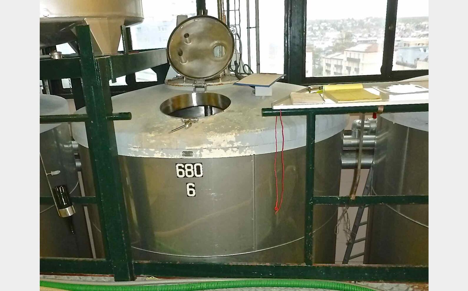 Cuve inox agit&eacute;e isol&eacute;e circulation forc&eacute;e Agroalimentaire Volume : 62 HL (6200 litres)