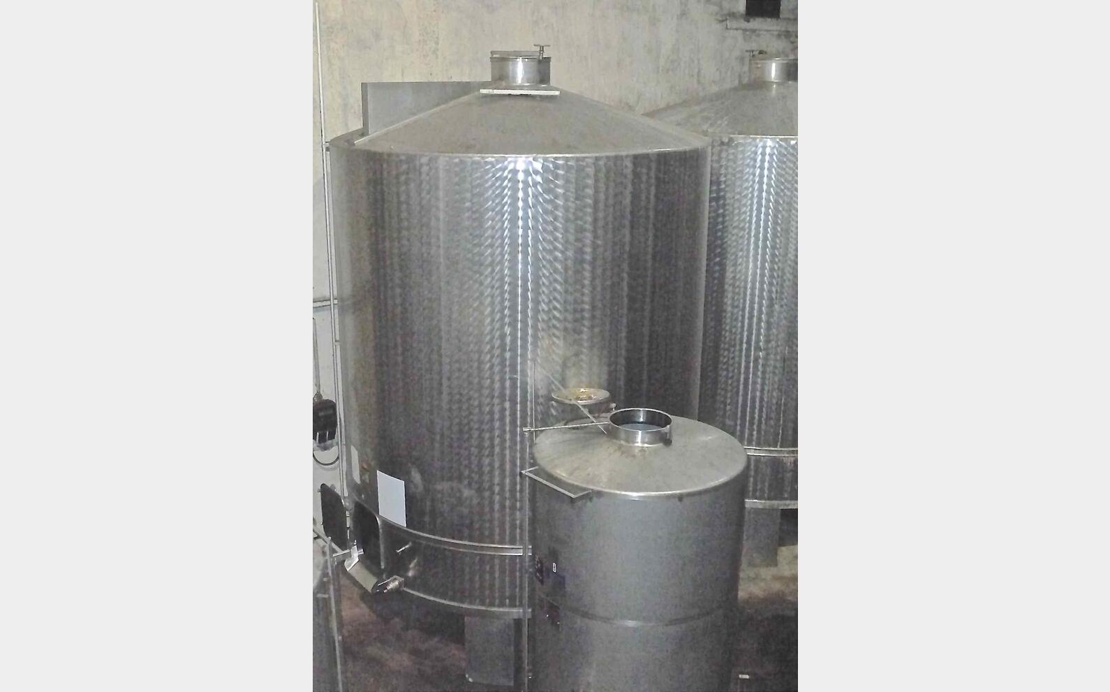 Cuve inox ferm&eacute;e sur pieds