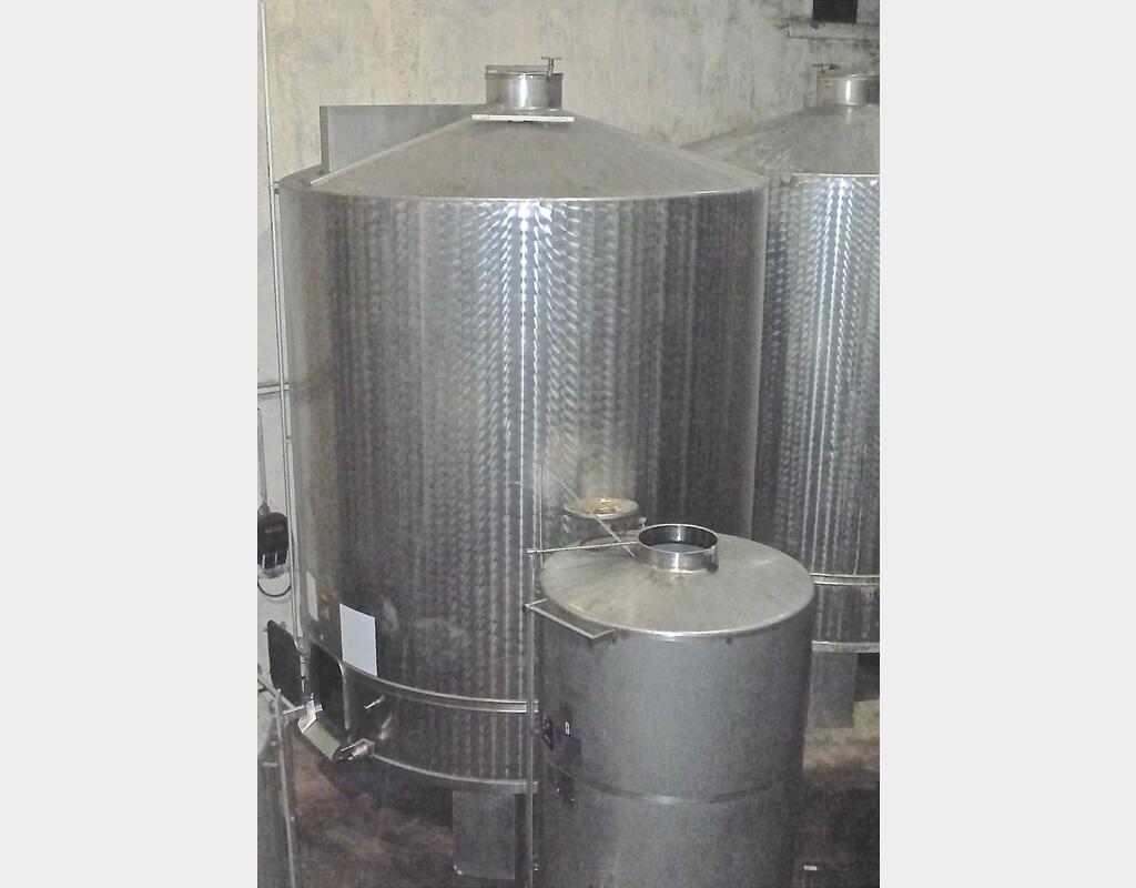 Cuve inox ferm&eacute;e sur pieds
