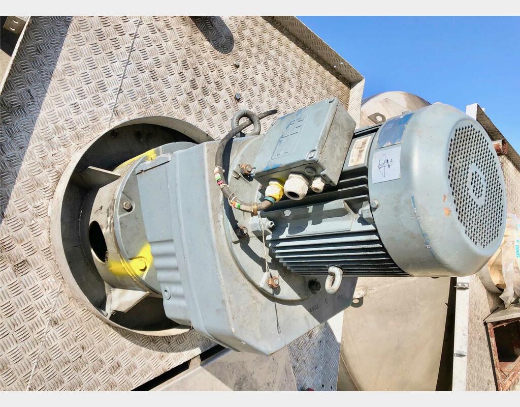 Insulated stainless steel mixing tank