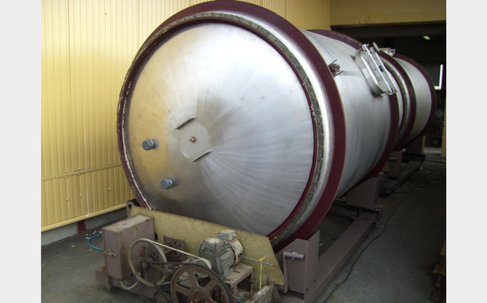Cuve inox vinification 65 hls En inox 304 , de 6500 litres .