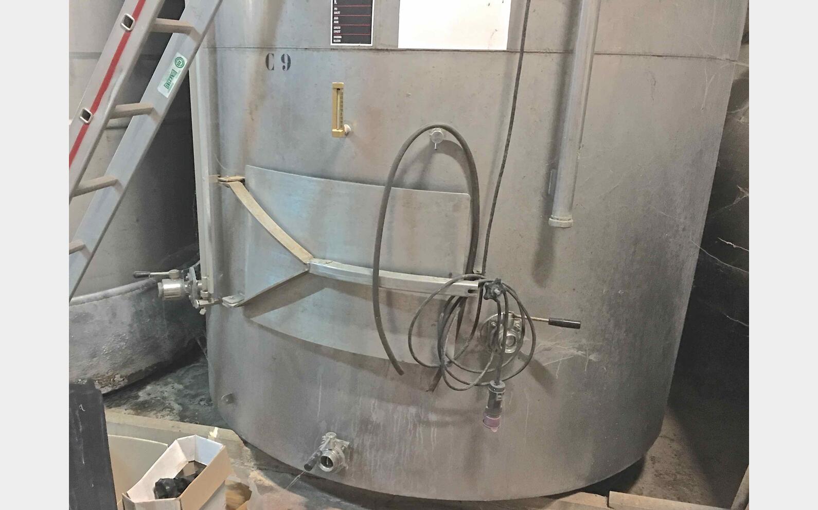 Cuve inox ferm&eacute;e sur pieds