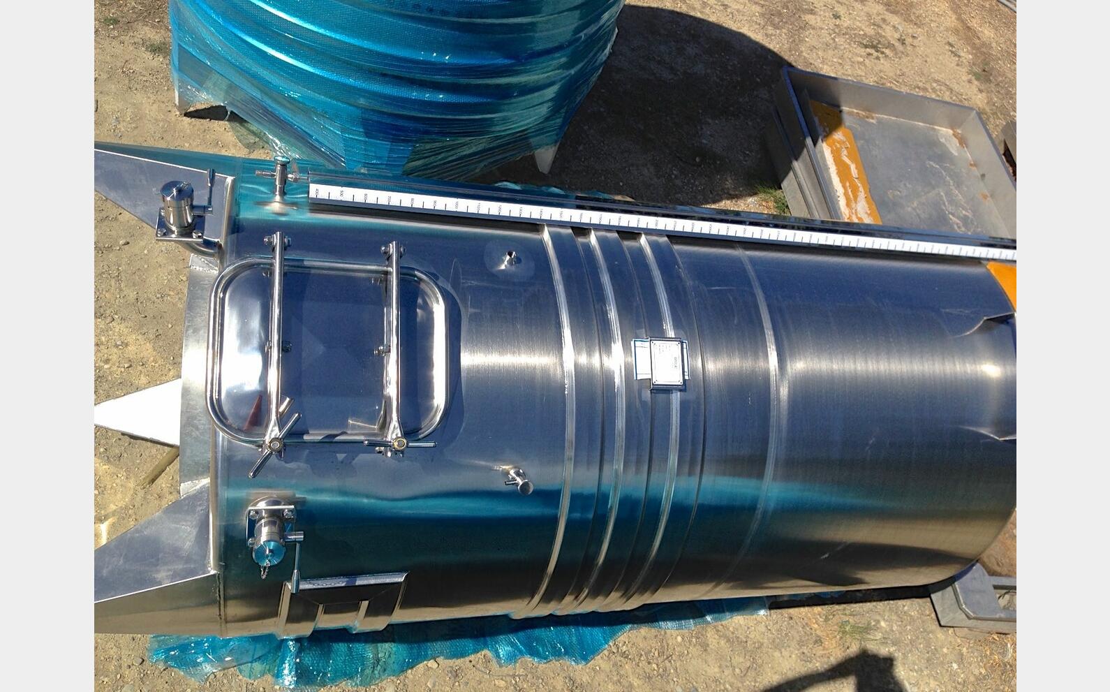 cuve INOX ferm&eacute;e sur pieds de 4200 litres MATERIEL NEUF