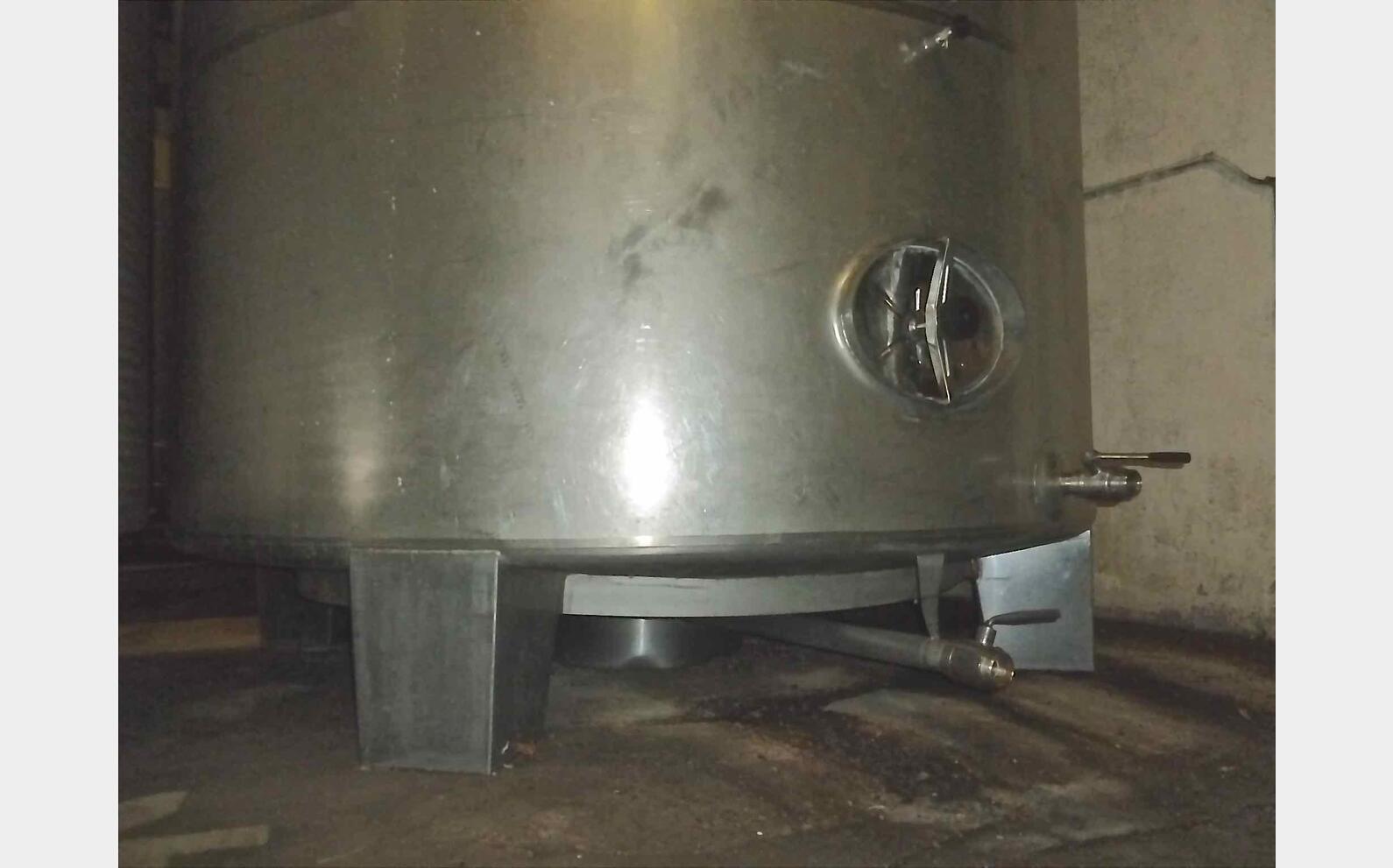 Cuve inox ferm&eacute;e sur pieds