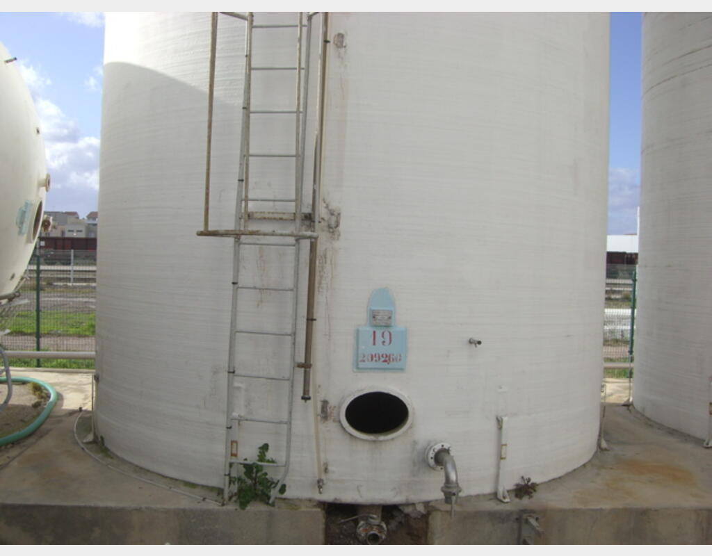 CUVE CYLINDRIQUE VERTICALE POLYESTER - Volume : 210.000 litres (2.100 hectos)
