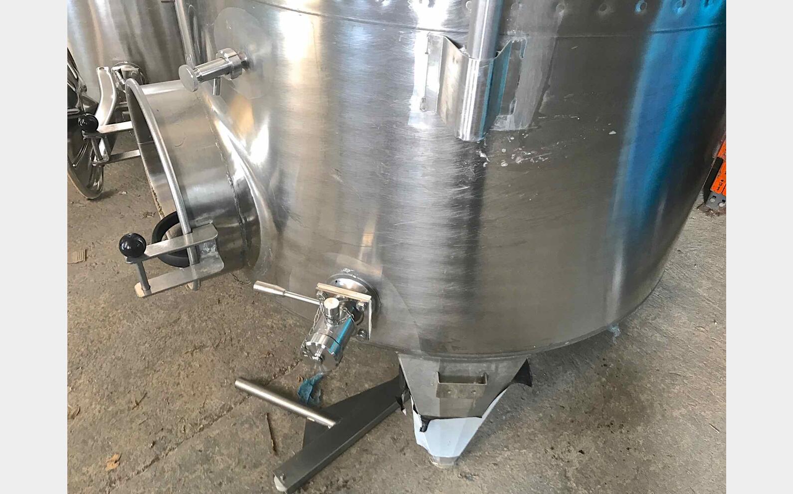 Cuve Inox chapeau flottant de 28 hls MATERIEL NEUF Volume : 2800 litres (28 hls)