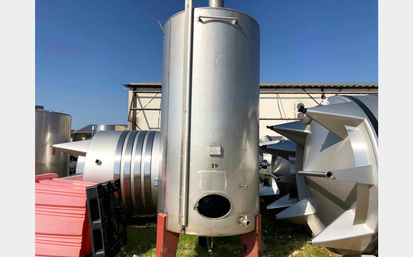 Cuve inox ferm&eacute;e sur pieds