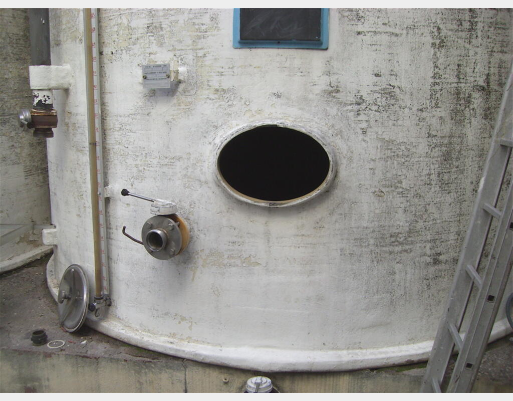 Cuve de stockage en polyester de 695 hls - Cylindrique verticale fond plat .