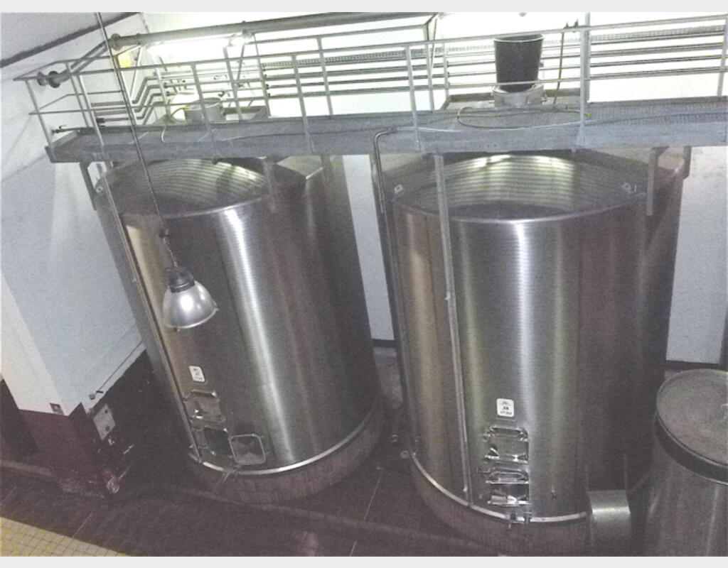 Cuve de stockage INOX - Fond plat incliné sur massif béton