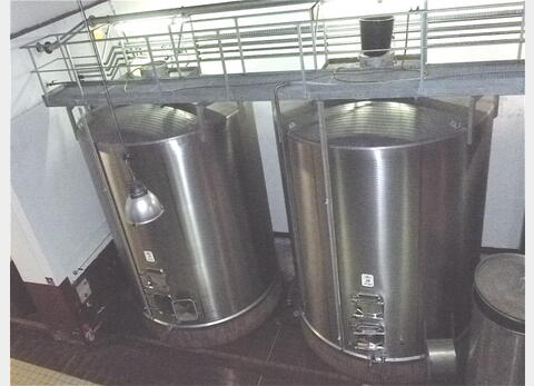 Cuve de stockage INOX - Fond plat incliné sur massif béton