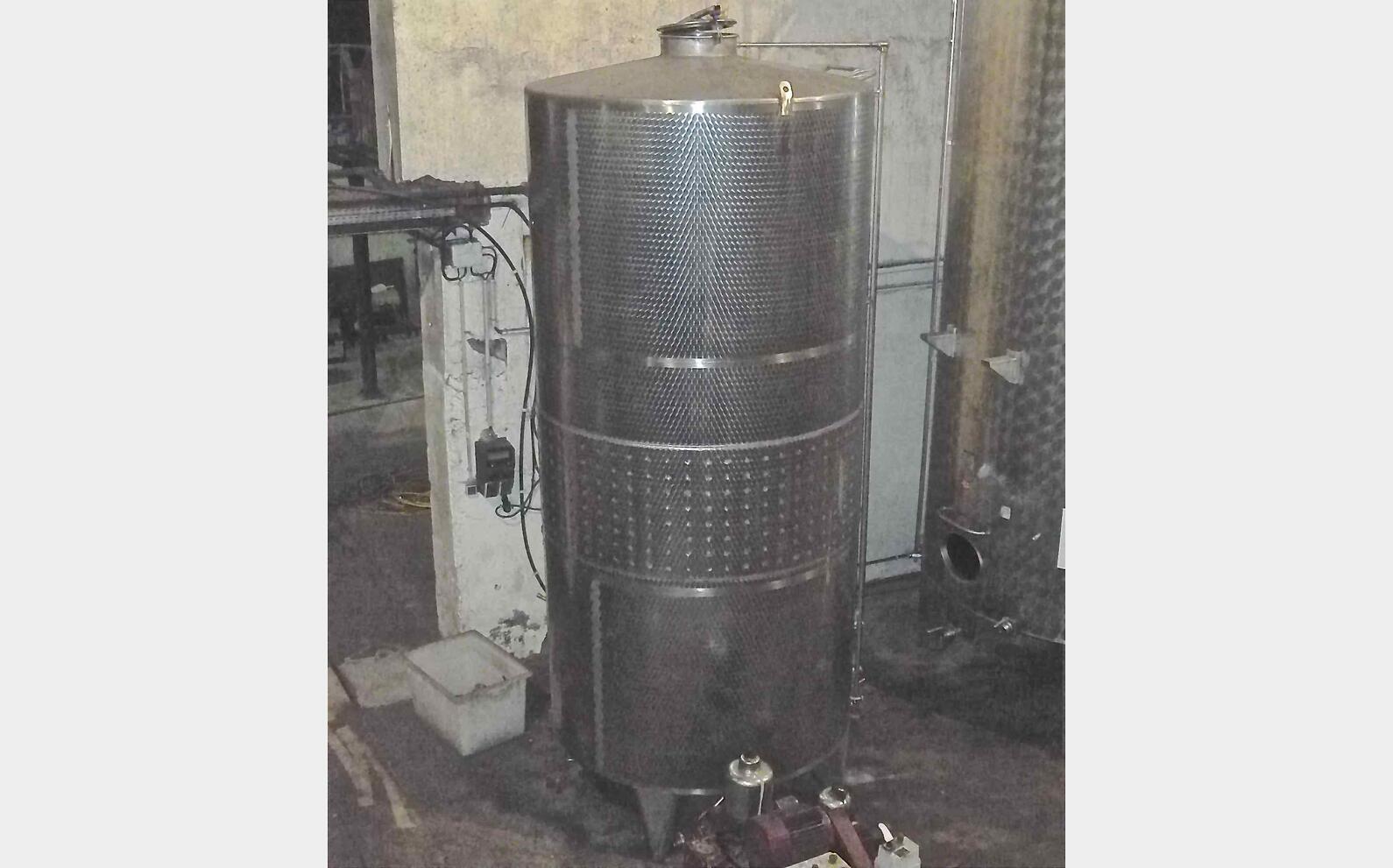 Cuve inox ferm&eacute;e sur pieds