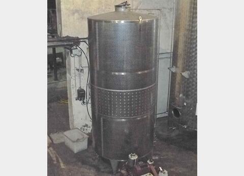 Cuve inox ferm&eacute;e sur pieds