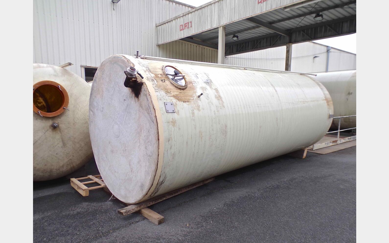 Cuve fibre fond plat sur radier Volume : 25 000 litres (250 hls)