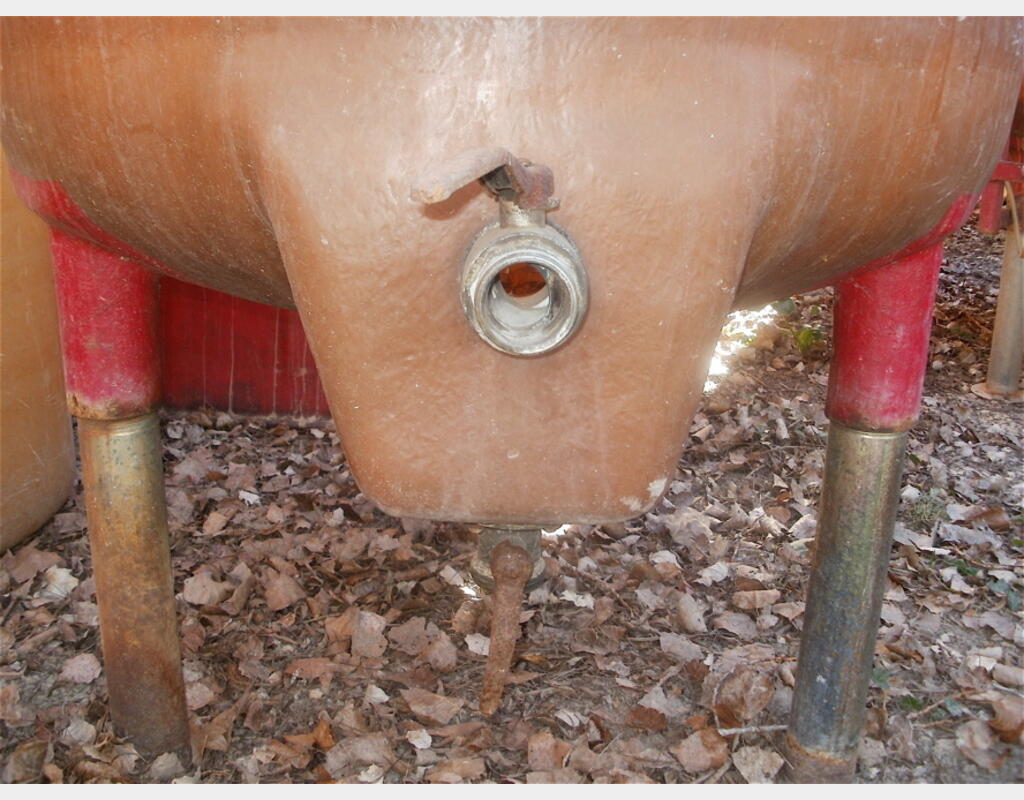 Cuve fermée polyester de 10 hls - cylindrique veticale sur pieds