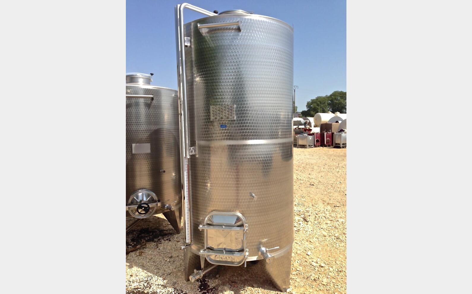 cuve INOX ferm&eacute;e sur pieds de 4200 litres MATERIEL NEUF