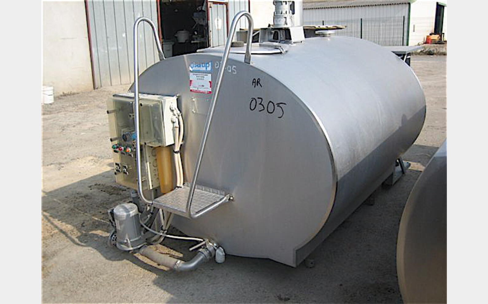 Tank &agrave; lait 1680 litres Groupe de froid et agitation .