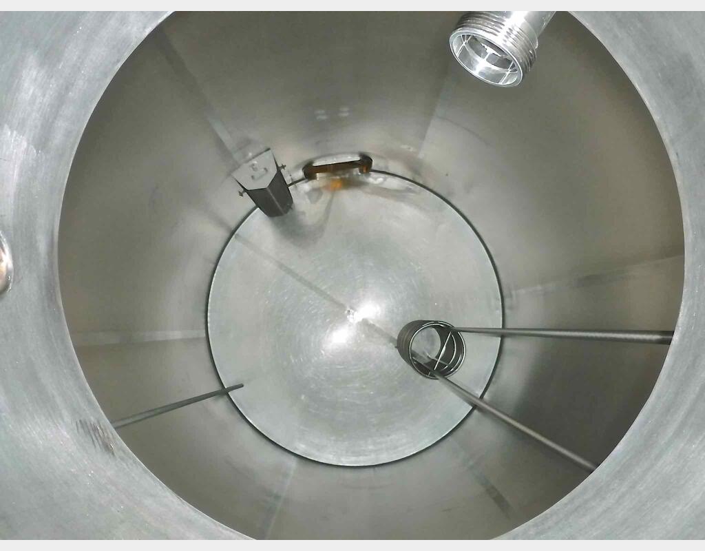 Cuve de stockage inox sur jupe acier - Marque : PIERRE GUERIN